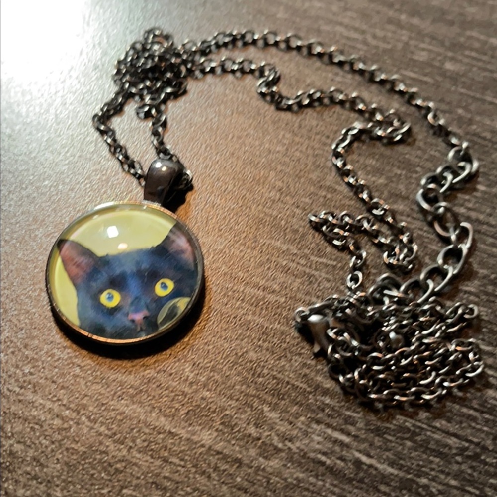 CAT FACE PICTURE NECKLACE 15 inches long